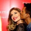 Grazi Massafera também ganhou beijo de fã durante inauguração de loja em São Paulo