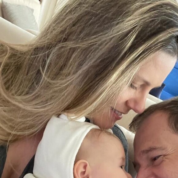Lua, primeira filha de Tiago Leifert e Daiana Garbin, completou 1 ano