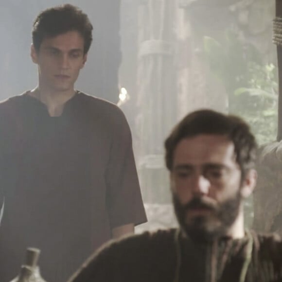 Novela 'Gênesis': Judá (Thiago Rodrigues) e o filho Er (Tiago Marques) terão embate quando o pastor avisa que ele se casará com Tamar (Juliana Xavier)