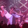 Anitta faz show de barriga de fora em São Paulo e sensualiza com bailarinos no palco