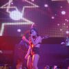 Anitta faz show de barriga de fora em São Paulo
