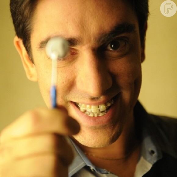 Marcelo Adnet estreia na Globo ao lado de Taís Araújo; o ator colocou aparelho nos dentes para dar vida ao dentista Paladino, que atua em um consultório durante o dia e à noite combate os crimes da cidade