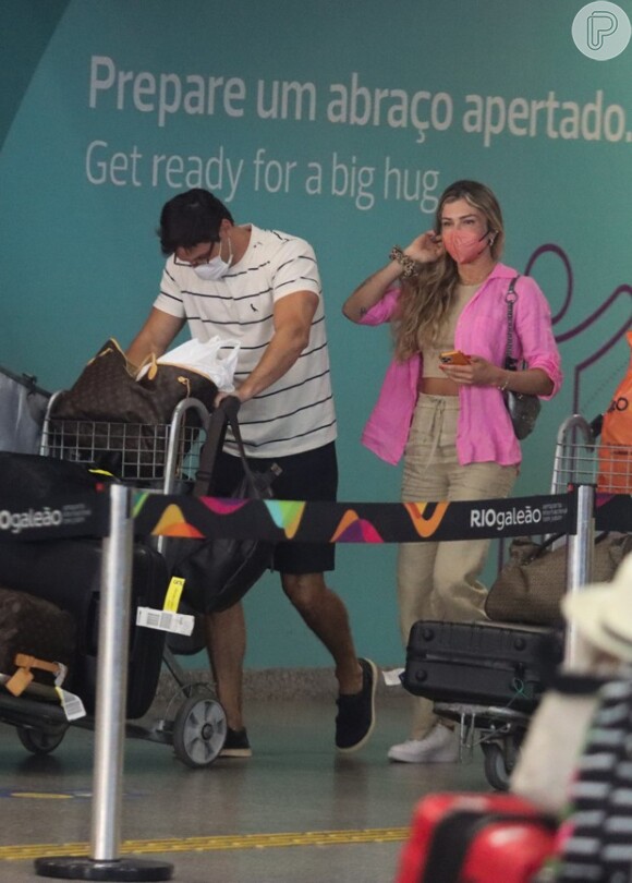 O novo flagra de Grazi Massafera e Alexandre Machafer aconteceu em um aeroporto do Rio de Janeiro