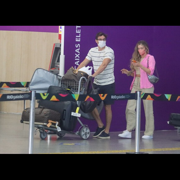 Grazi Massafera e Alexandre Machafer evitaram contato físico em aeroporto