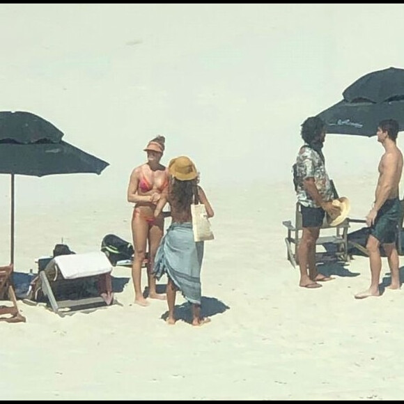 Dias depois, Grazi Massafera e o novo namorado foram flagrados em praia