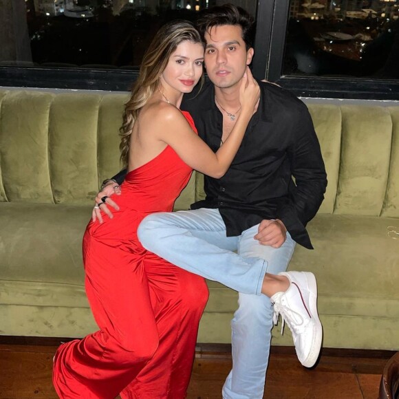 Izabela Cunha não se envolve na vida pública do namorado, Luan Santana