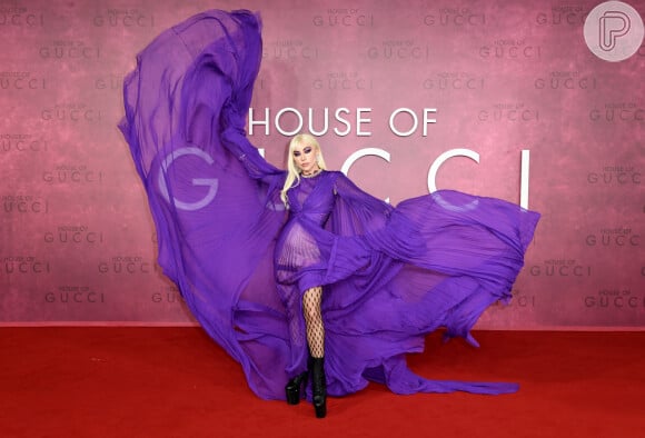 Lady Gaga combinou meia-calça e vestido esvoaçante da Gucci em evento