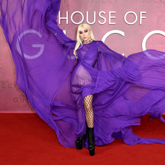 Lady Gaga combinou meia-calça e vestido esvoaçante da Gucci em evento
