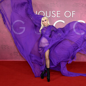 Lady Gaga alia meia-calça arrastão a vestido roxo dramático em pré-estreia de 'Casa Gucci'