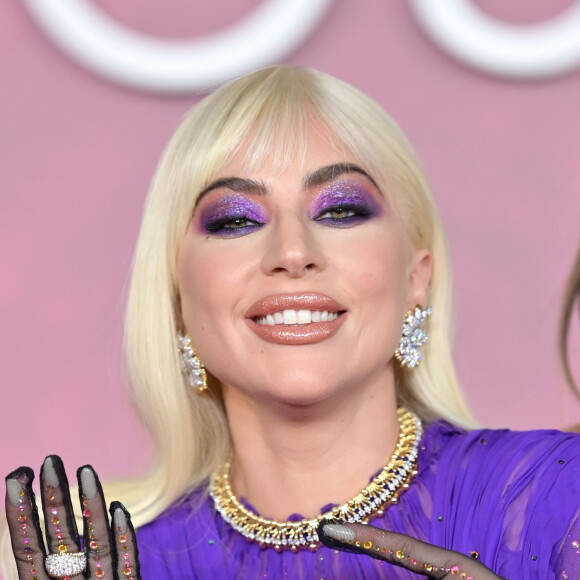 Lady Gaga roubou a cena com look roxo na pré-estreia de 'Casa Gucci' no Reino Unido