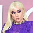 Lady Gaga usou make poderosa roxa ao lançar 'Casa Gucci' no Reino Unido