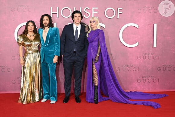 Lady Gaga posa com demais atores do elenco de 'Casa Gucci', Salma Hayek, Jared Leto e Adam Driver