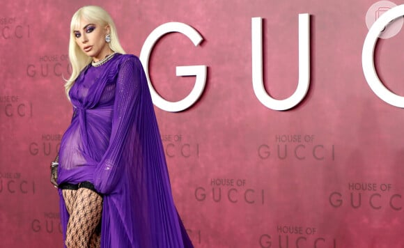 Look roxo de Lady Gaga atraiu os flashs na pré-estreia de Cas Gucci