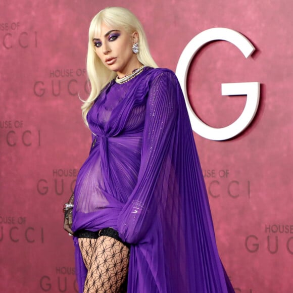 Look roxo de Lady Gaga atraiu os flashs na pré-estreia de Cas Gucci