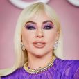 Lady Gaga usa maquiagem cintilante em tom de roxo nos olhos