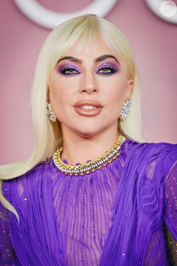 Lady Gaga usa maquiagem cintilante em tom de roxo nos olhos