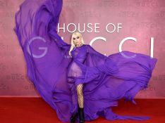 Lady Gaga alia meia-calça arrastão a vestido roxo dramático em pré-estreia de &#039;Casa Gucci&#039;