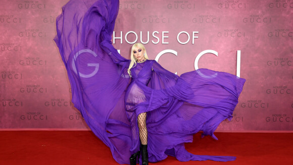Lady Gaga alia meia-calça arrastão a vestido roxo dramático em pré-estreia de 'Casa Gucci'