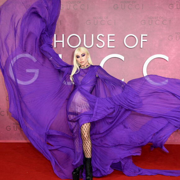 Lady Gaga alia meia-calça arrastão a vestido roxo dramático em pré-estreia de 'Casa Gucci'