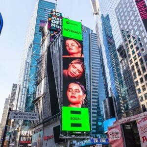 Marília Mendonça estampou um telão com a dupla Maiara e Maraisa na avenida Times Square, em Nova York