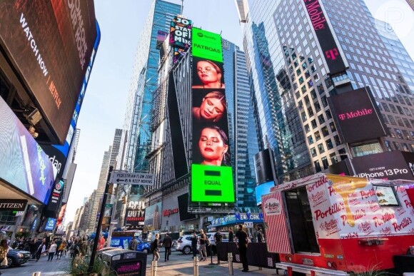 Marília Mendonça estampou um telão com a dupla Maiara e Maraisa na avenida Times Square, em Nova York