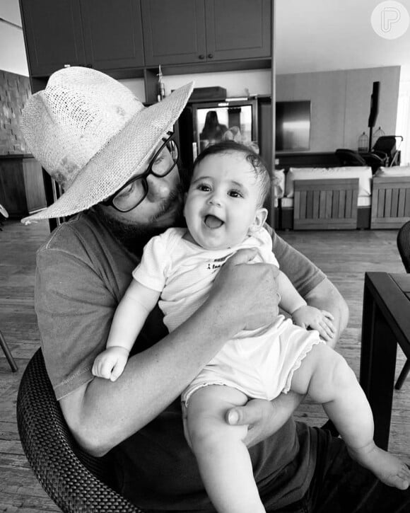 Em foto postada por Juliano, Abicieli, tio de Marília Mendonça, aparece com a filha de 6 meses