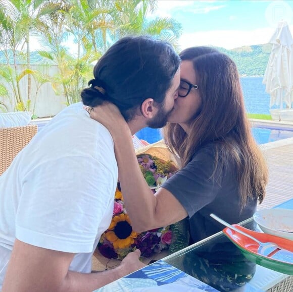 Fátima Bernardes beija o namorado Túlio Gadêlha em aniversário de namoro