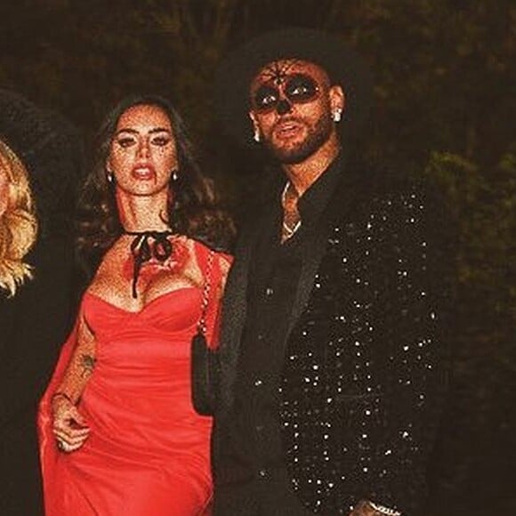 Neymar e Bruna Biancardi posam abraçados em festa de Halloween