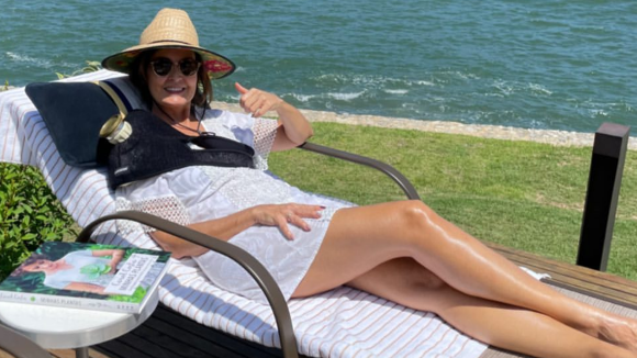 Fátima Bernardes exibe pernas perfeitas em banho de sol e fala sobre recuperação da cirurgia