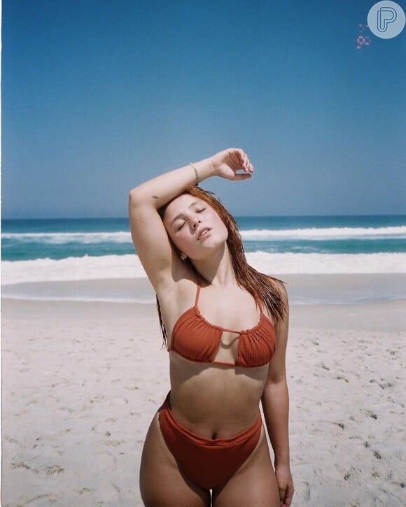 Larissa Manoela é dona de um beachwear cheio de estilo