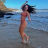 Larissa Manoela tomou um banho de mar e impressionou os seguidores com seu corpo