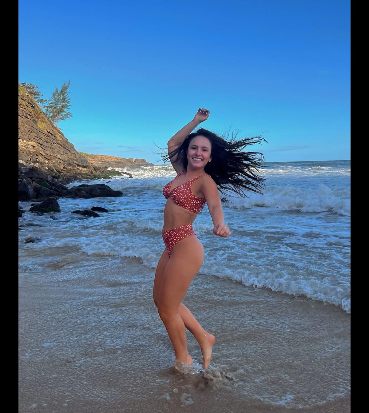 Foto: Larissa Manoela tomou um banho de mar e impressionou os seguidores  com seu corpo - Purepeople