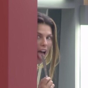 Jojo Todynho comentou acontecimentos de 'A Fazenda 13': 'Se bato de frente com uma Dayane dessas, o programa ia acabar. Se ela rasga meu casaco, o pau ia torar de verdade!'