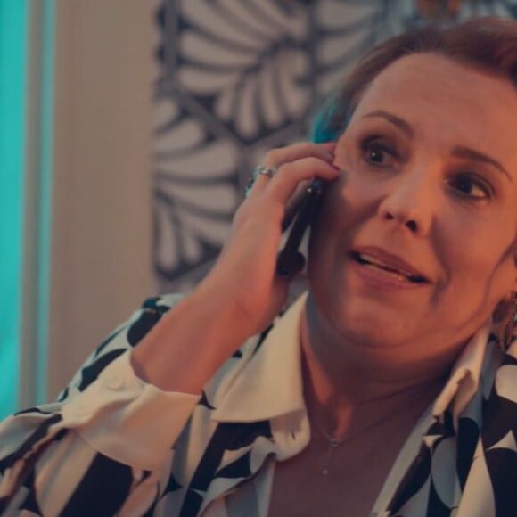 Novela 'Um Lugar ao Sol': Elenice (Ana Beatriz Nogueira) explica a todos que o exame de DNA feito na criança deu negativo e, portanto, Renato/Christian (Cauã Reymond) não traiu a mulher