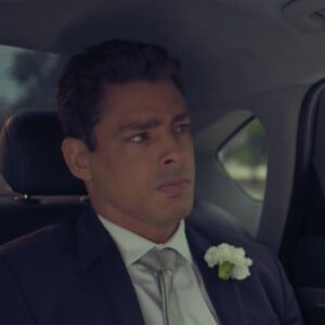 Novela 'Um Lugar ao Sol': Christian/Renato (Cauã Reymond) pede um tempo para contar sobre o filho a Bárbara (Alinne Moraes)