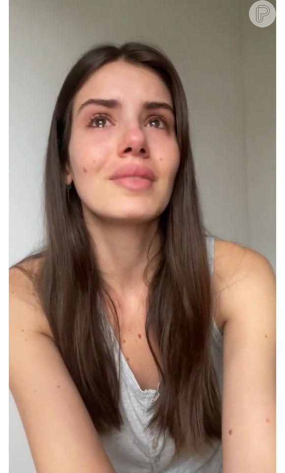 Camila Queiroz chorando após demissão da Globo
