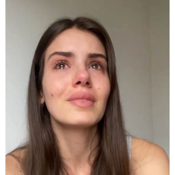 Camila Queiroz chorando após demissão da Globo