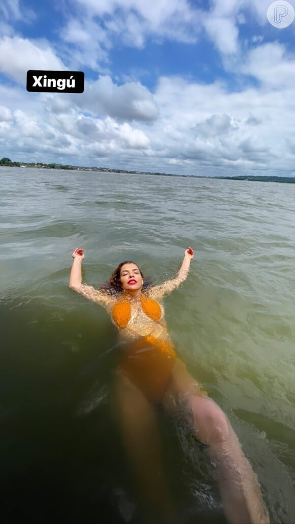 Vanessa da Mata elegeu maiô "engana mamãe" durante passeio no Rio Xingu