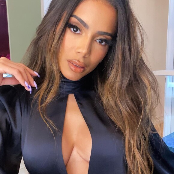 Anitta voltou ao Brasil para cumprir a agenda profissional