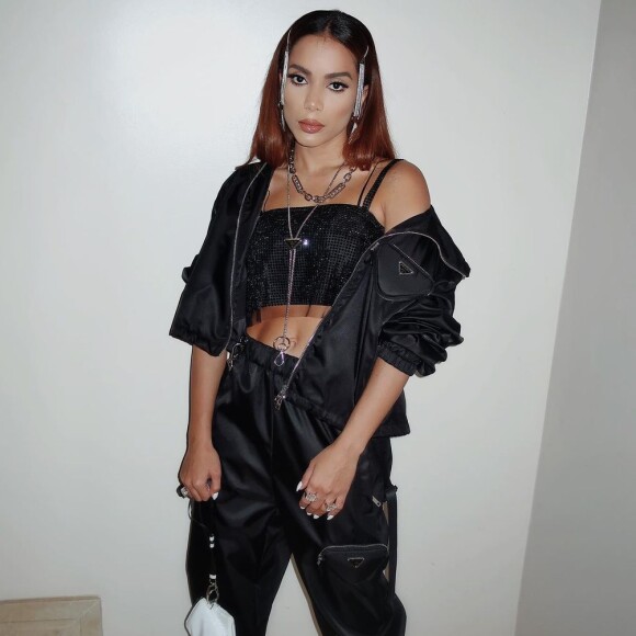 No entanto, Anitta critica o gerenciamento de carreira de Melody: 'Tem que ter estratégia certa, não ficar inventando fake news, comédia, essas maluquices'