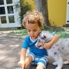 Biah Rodrigues explicou que o filho, Theo, foi quem batizou o novo integrante da família: 'Tatu' foi o nome escolhido para o cãozinho