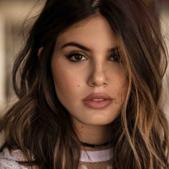 Globo confirmou que Camila Queiroz continua no amigo oculto do 'Fantástico' em conversa com o Notícias da TV