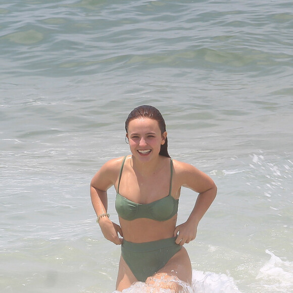 Sorridente, Larissa Manoela foi simpática com o papparazi