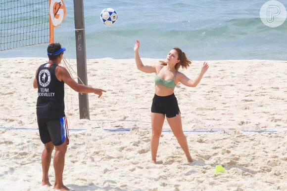 Larissa Manoela também treinou futevôlei na praia