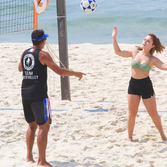 Larissa Manoela também treinou futevôlei na praia