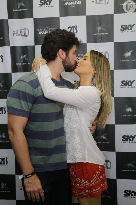Claudia Leitte ganha beijo do marido no camrim do primeiro show na quadra da Mocidade Independente de Padre Miguel, na Zona Oeste do Rio de Janeiro, no domingo, 30 de novembro de 2014 