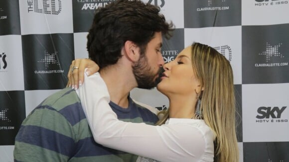 Claudia Leitte ganha beijos do marido em primeiro show na quadra da Mocidade