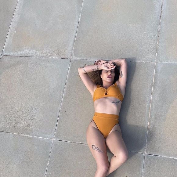 Cleo tem diversas tatuagens espalhadas pelo corpo e acrescentou o novo desenho nesta segunda (29)