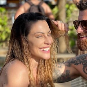 Cleo e Leandro D'lucca, que se casaram em julho, escreveram, em espanhol, os dizeres 'Eu e você' e 'Você e eu'