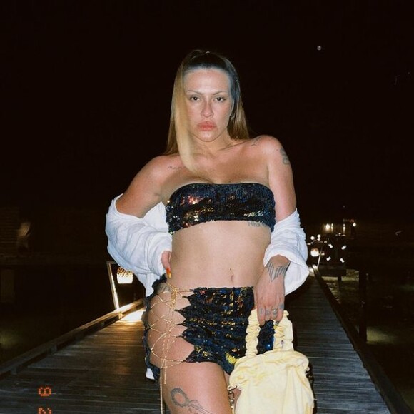 Cleo costuma ser assunto quando o tema são os looks que usa para jantar também, como aconteceu em sua viagem a Fernando de Noronha